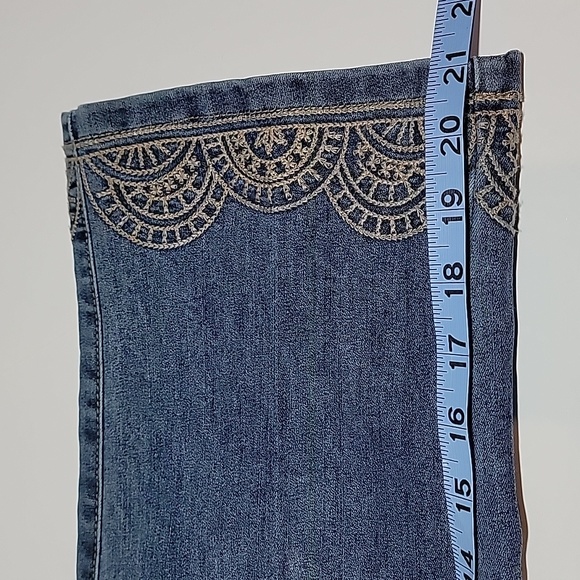 Coldwater Creek Natural Fit Medallion Crop Capri Denim Blue Jean Embroidered 6 - Picture 10 of 10